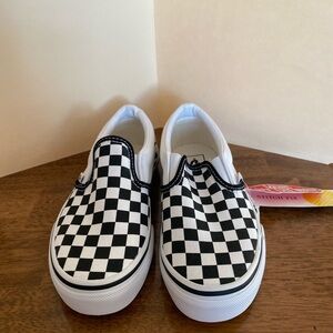 New vans slip on classic checker white and black size 1 kids.